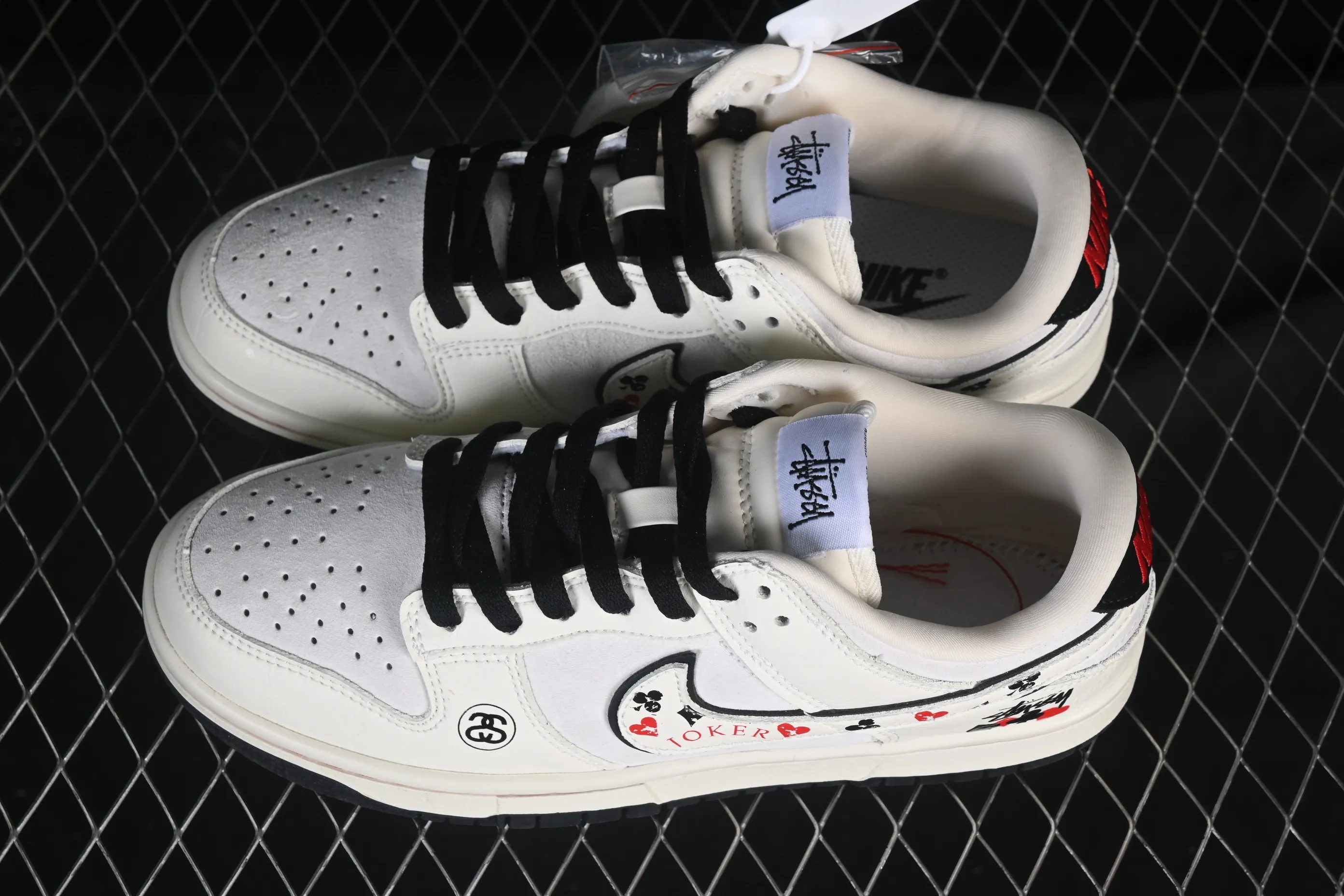 All categories Nk SB Dunk Series Nk SB Dunk Low High-end customized low-top sneakers Nike SB Dunk Low Stusi co-branded white, black and red High-end customized low-top casual sneakers YF9511-913